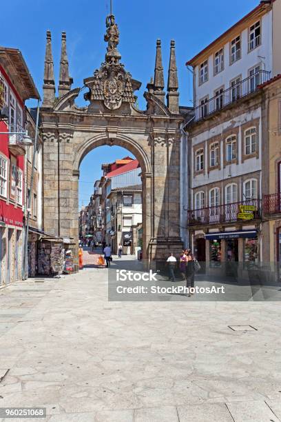 Arco Da Porta Nova Puerta En Braga Portugal Foto de stock y más banco de imágenes de Ciudad de Braga - Ciudad de Braga, Distrito de Braga, Nuevo