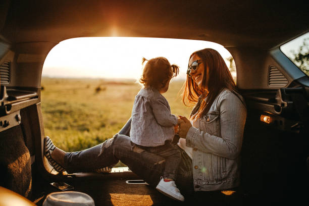 bezwarunkowa miłość - baby toddler young women outdoors zdjęcia i obrazy z banku zdjęć