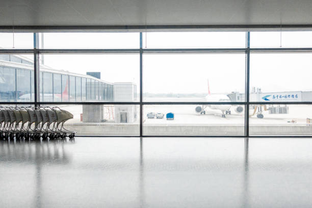 nanjing lukou international flughafen - airport entrance hall corridor lobby stock-fotos und bilder