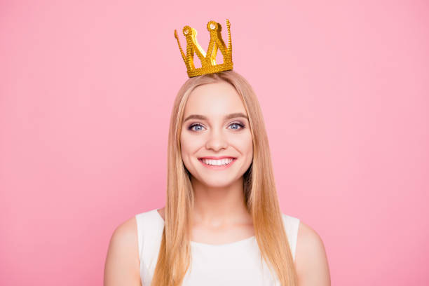 bouchent portrait de séduisante charmante douce cool belle romantique avec pleines dents sourire aux yeux gris avec l’adolescent tout droit lisse cheveux sains fossettes avec couronne sur la tête de fond isolé copie-espace - princess queen nobility glamour photos et images de collection