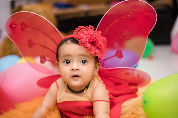 天使に扮した赤ちゃん - baby people headband portrait ストックフォトと画像