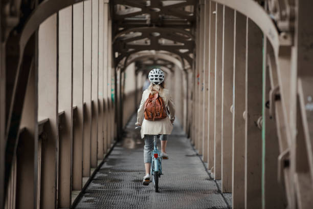 bicicleta sobre un puente al trabajo - greenback fotografías e imágenes de stock