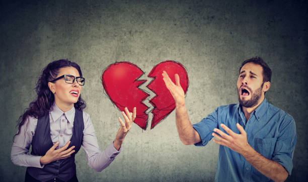 mujer y hombre desesperado joven pareja desconsolada - pleading men bizarre begging fotografías e imágenes de stock