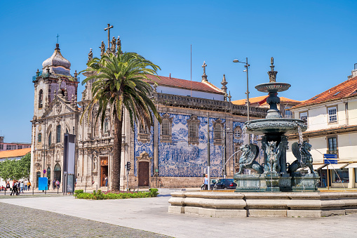 PORTO, PORTUGAL - 25 de abril de 2018: Iglesia Carmelitas con la Virgen del Carmen en el centro de Oporto photo