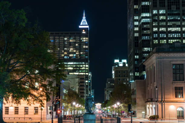 nacht auf fayetteville street raleigh, north carolina - north carolina raleigh north capital stock-fotos und bilder