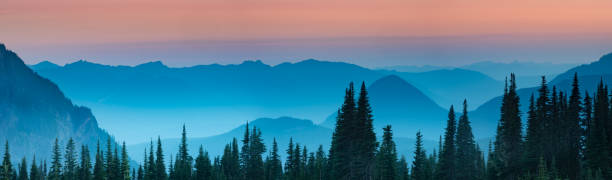 синий час после захода солнца над каскадным горами - cascade range стоковые фото и изображения