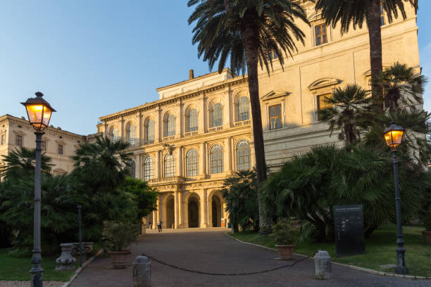 バルベリーニ日没宮殿 - ローマ、イタリア国立古典美術でサンセット イエロー - palazzo barberini ストックフォトと画像