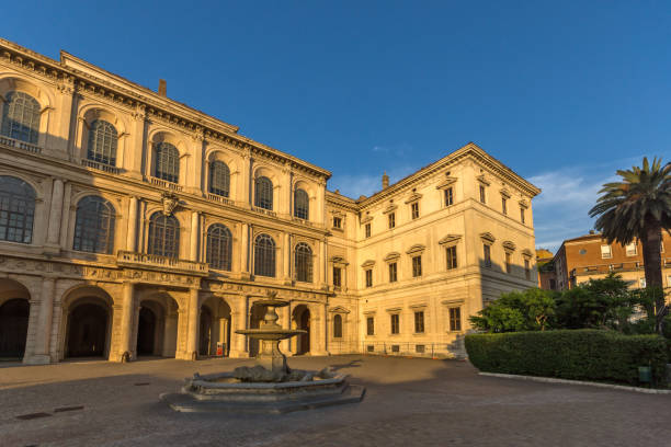 バルベリーニ日没宮殿 - ローマ、イタリア国立古典美術でサンセット イエロー - palazzo barberini ストックフォトと画像