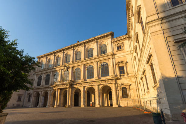 バルベリーニ日没宮殿 - ローマ、イタリア国立古典美術でサンセット イエロー - palazzo barberini ストックフォトと画像