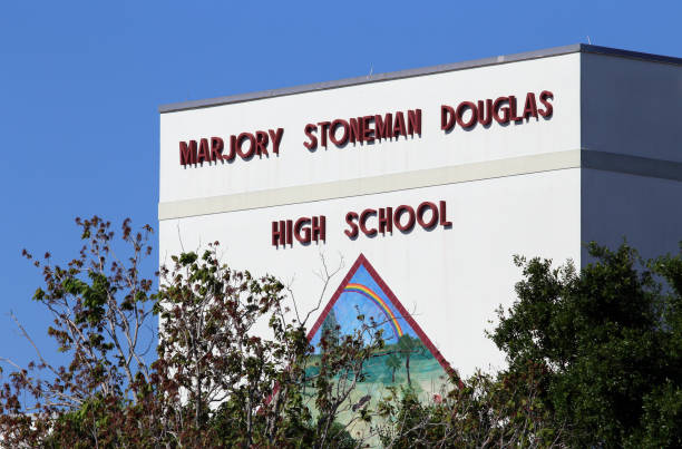 marjory stoneman douglas high school, em um parque flórida - mass murder - fotografias e filmes do acervo