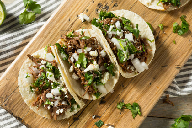 tacos di barbacoa di manzo fatti in casa piccante - latin american culture meat food ready to eat foto e immagini stock
