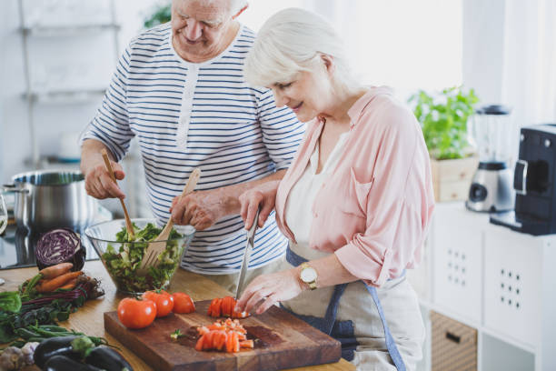 seniors on culinary workshop - cooking senior adult healthy lifestyle couple imagens e fotografias de stock