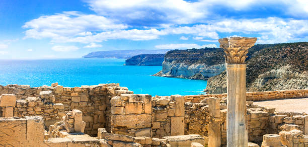 alte tempel und türkisfarbenen meer zypern insel - stone water sea mediterranean sea stock-fotos und bilder