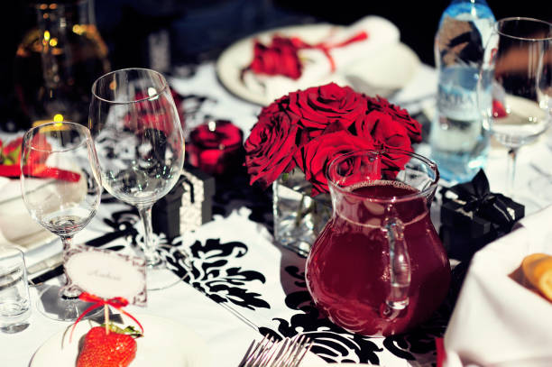dekoracja stołu weselnego z kwiatami i elementami sztuki. wystrój ślubny. zbliżenie terminów stołu. luksusowy catering na imprezie - tablesetting zdjęcia i obrazy z banku zdjęć
