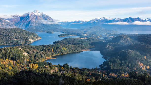 멋진 목록 세로 companario의 위에서 nahuel huapi 국립 공원, 산 카를로스 데 바 릴로 체 (또는 간단 하 게, 바 릴로 체), 리오 네 그로, 아르헨티나의 파 타고 니 아 지역의 북부 가장자리에 있는 - south america argentina bariloche autumn 뉴스 사진 이미지