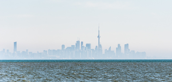 Horizonte brumoso ciudad de Toronto en el lago Ontario. photo