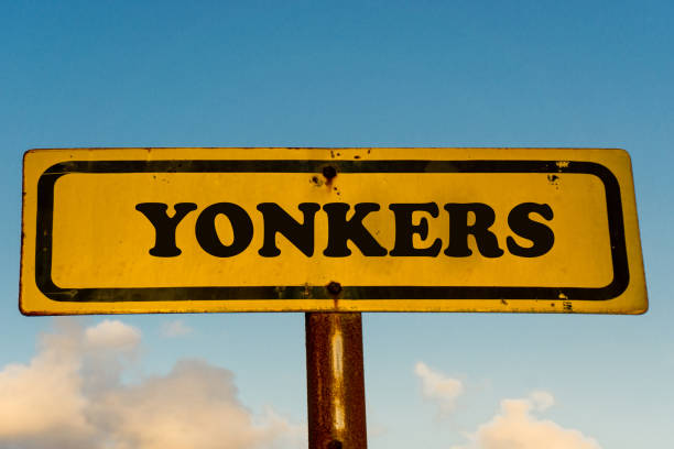 yonkers ciudad calle viejo antiguo cartel amarillo con azul cielo en el fondo, usa la señal serie ciudad. - yonkers fotografías e imágenes de stock