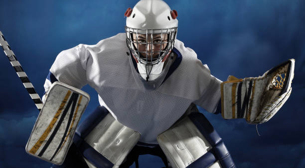 portero joven sobre fondo azul. - hockey sobre ruedas fotografías e imágenes de stock