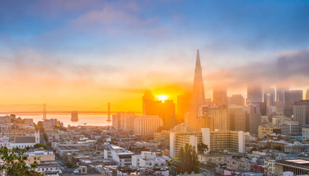 san francisco-skyline bei sonnenaufgang - bay bridge bridge california dawn stock-fotos und bilder