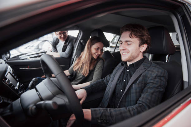 szczęśliwa piękna para wybiera nowy samochód w salonie - car car rental car dealership key zdjęcia i obrazy z banku zdjęć