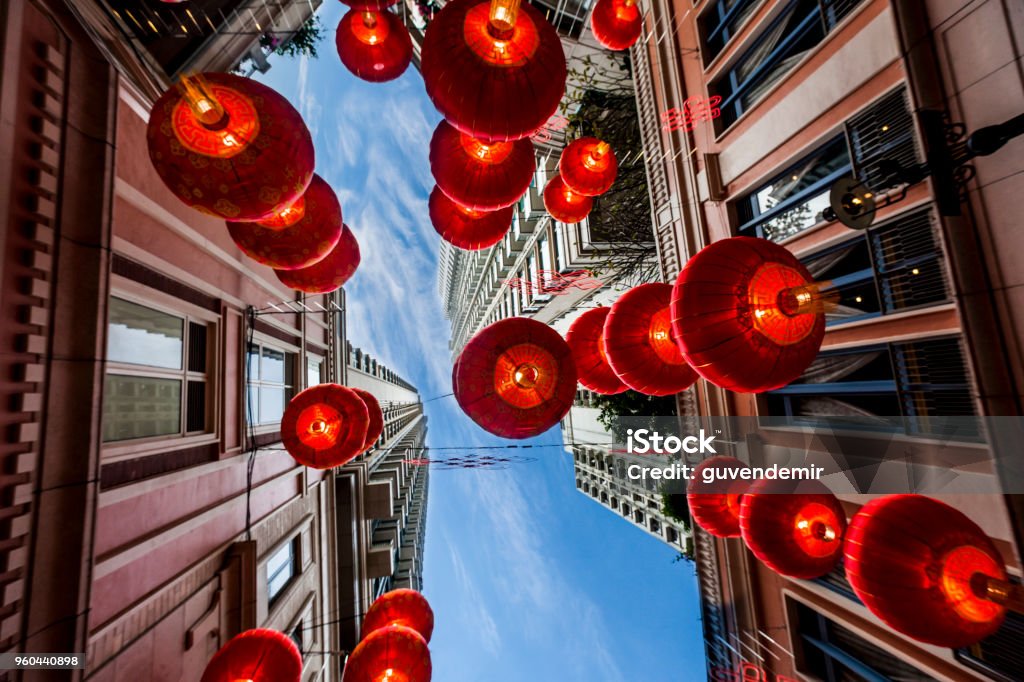 Año nuevo chino rojo linternas colgantes en la calle - Foto de stock de Hong Kong libre de derechos