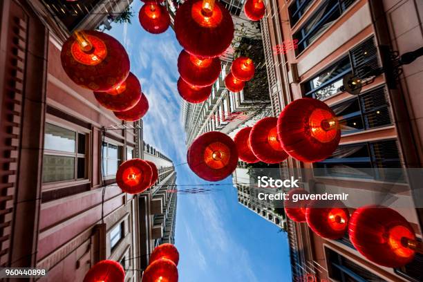 Año Nuevo Chino Rojo Linternas Colgantes En La Calle Foto de stock y más banco de imágenes de Hong Kong