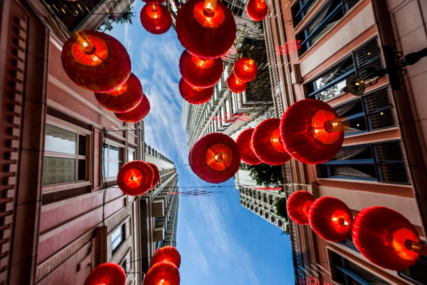 le nouvel an chinois rouge lanternes suspendus dans la rue - korean culture photos et images de collection