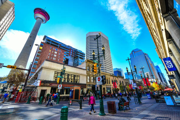 stephen avenue in herbst, calgary, alberta.canada - financial district calgary business built structure stock-fotos und bilder