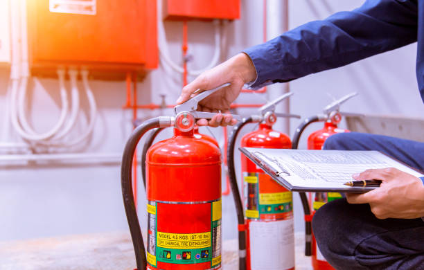 검사 산업 화재 제어 시스템, 화재 경보 컨트롤러, 화재 알리미, 화재 방지 엔지니어. 시스템 준비는 화재 발생 시입니다. - fire extinguisher office safety protection 뉴스 사진 이미지