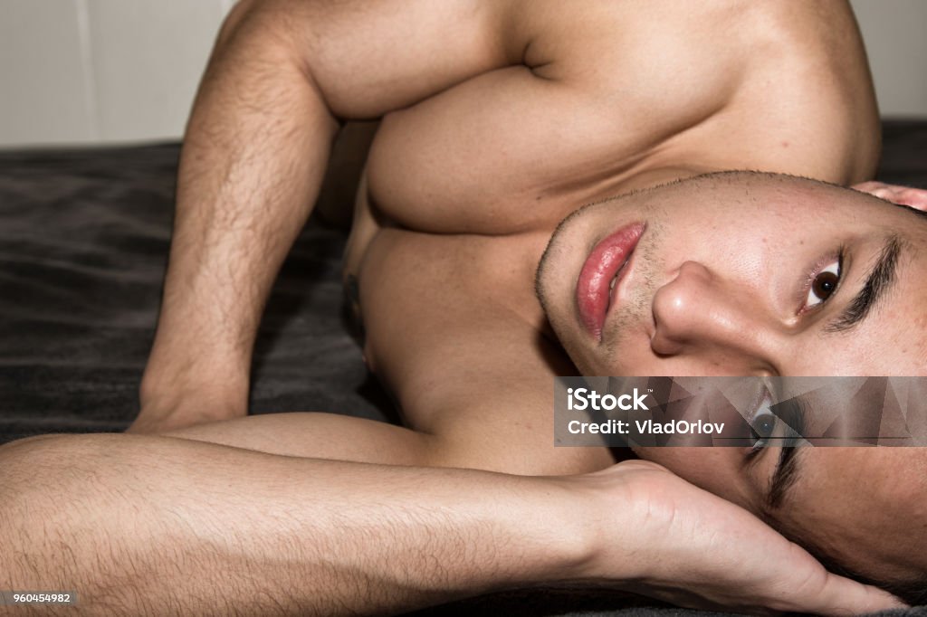 Joven descansando en la cama. - Foto de stock de Acostado libre de derechos