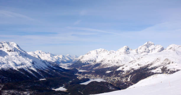 パノラマ冬のピークと背景にサン ・ モリッツ近く湖と山の風景 - engadine st moritz valley engadin valley ストックフォトと画像