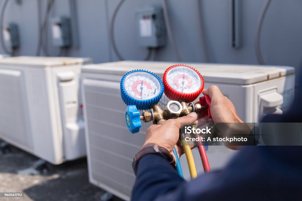Technicien vérifie climatiseur, Equipement de mesure des climatiseurs de remplissage. - Photo de Chaleur libre de droits