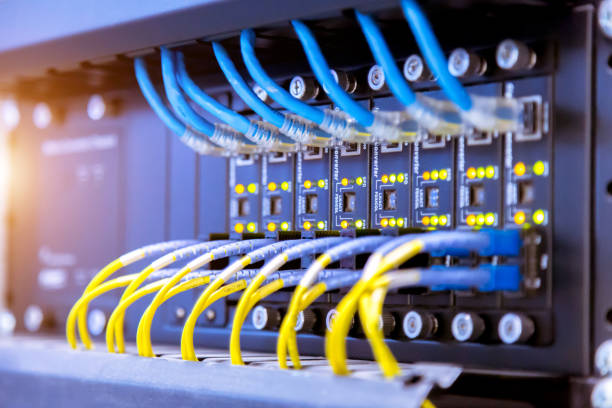 switch di rete e cavi ethernet, data center concept. - fiber optical network foto e immagini stock