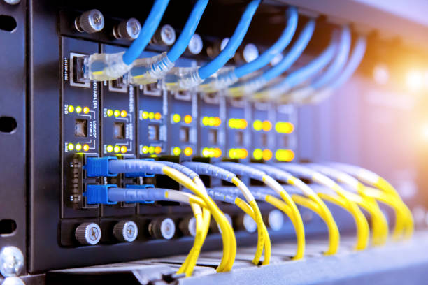 câbles de réseau ethernet et interrupteur, concept de centre de données. - data network server center fiber optic photos et images de collection