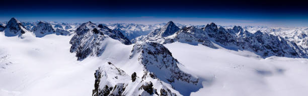 fantastische winter bergpanorama mit blick auf die hohen gipfel und gletscher der silvretta berge in den schweizer alpen an einem schönen wintertag - silvretta stock-fotos und bilder