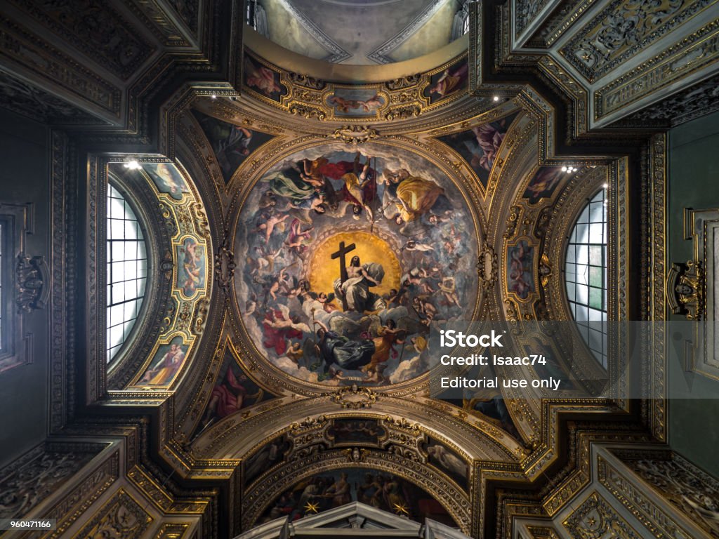 Trần Nhà Của Một Nhà Nguyện Nhà Thờ Được Vẽ Với Hình Ảnh Của Chúa ...