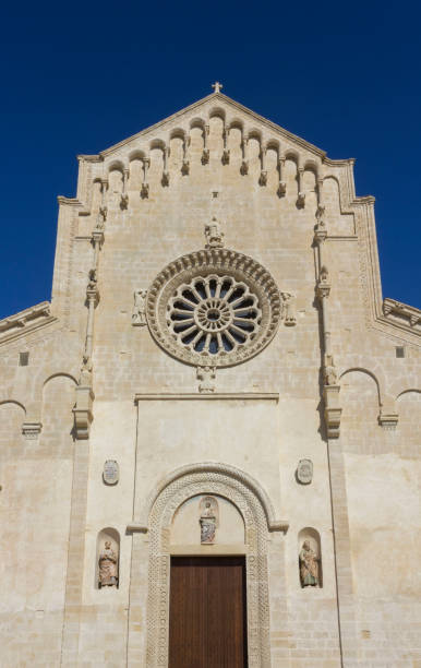 caratteristica architettonica del duomo di matera, facciata frontale - architectural feature architecture cathedral catholicism foto e immagini stock