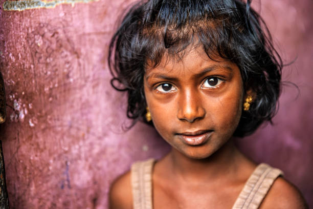 porträt der indischen mädchen, kerala, indien - poverty india child little girls stock-fotos und bilder