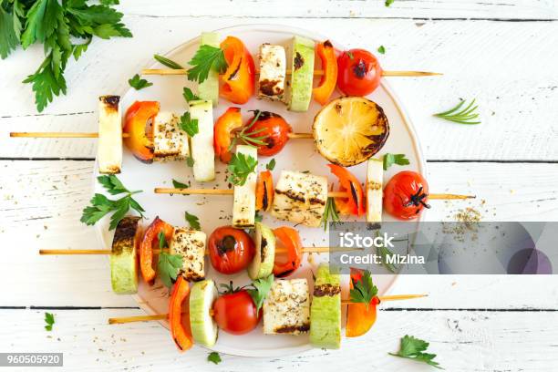 Photo libre de droit de Brochettes De Plats Végétariens banque d'images et plus d'images libres de droit de Tofu - Tofu, Légume, Barbecue