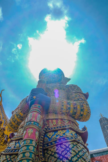 iaque em wat phra keaw bangkok - bangkok thailand demon majestic - fotografias e filmes do acervo