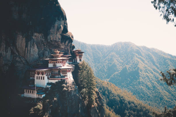 edifici bhutan la mattina presto con nebbia - taktsang monastery immagine foto e immagini stock