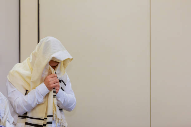 juifs dans la prière à la fête juive de sukkot orthodoxes hassidique - judaism jewish ethnicity hasidism rabbi photos et images de collection