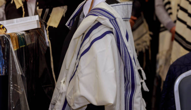 gebet zu beten orthodoxen chassidischen juden in einem urlaub gewand und tallis - judaism jewish ethnicity hasidism rabbi stock-fotos und bilder
