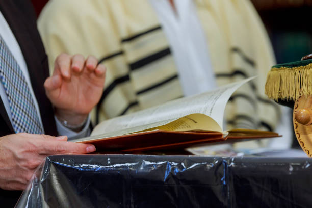 scialle di preghiera - tallit simbolo religioso ebraico e preghiera ebraica - hebrew script judaism jewish ethnicity book foto e immagini stock