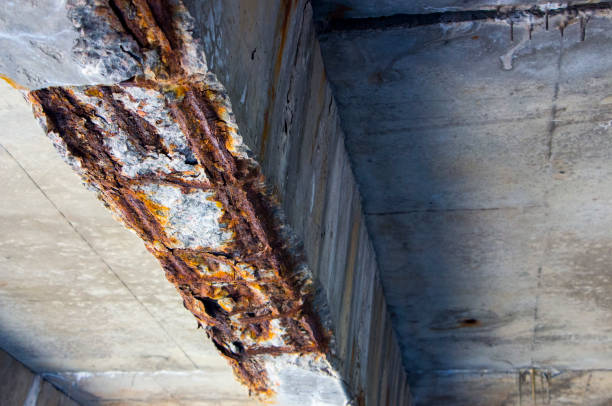 damaged bridge support close - up transportatin concrete - rusty imagens e fotografias de stock