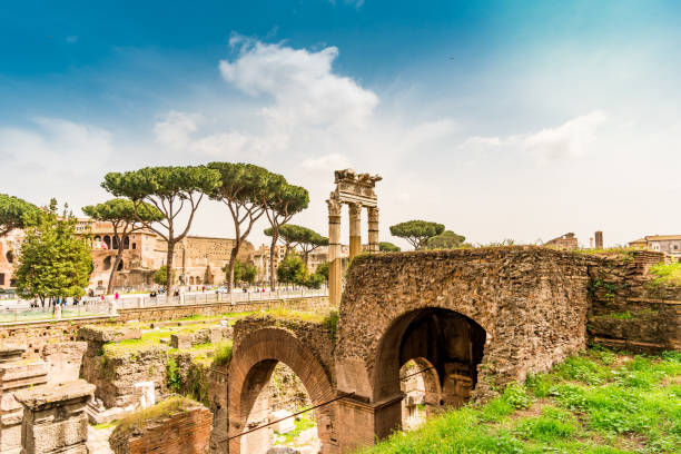 ruinen des forum romanum in rom. italiens hauptstadt wahrzeichen. - rome sunlight roman forum temple of saturn stock-fotos und bilder