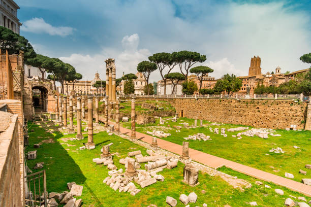 ruinen des forum romanum in rom. italiens hauptstadt wahrzeichen. - rome sunlight roman forum temple of saturn stock-fotos und bilder