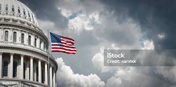 Capitolio De Estados Unidos Y La Bandera Americana Que Agita Foto de stock y más banco de imágenes de EE.UU.