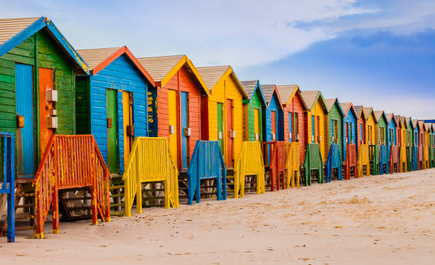 chaty kąpielowe na plaży muizenberg, kapsztad, republika południowej afryki - surf scene zdjęcia i obrazy z banku zdjęć