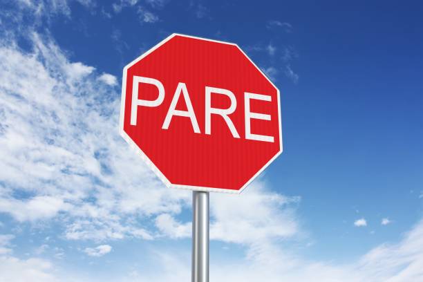 istock Latin American stop (pare) sign 960556860